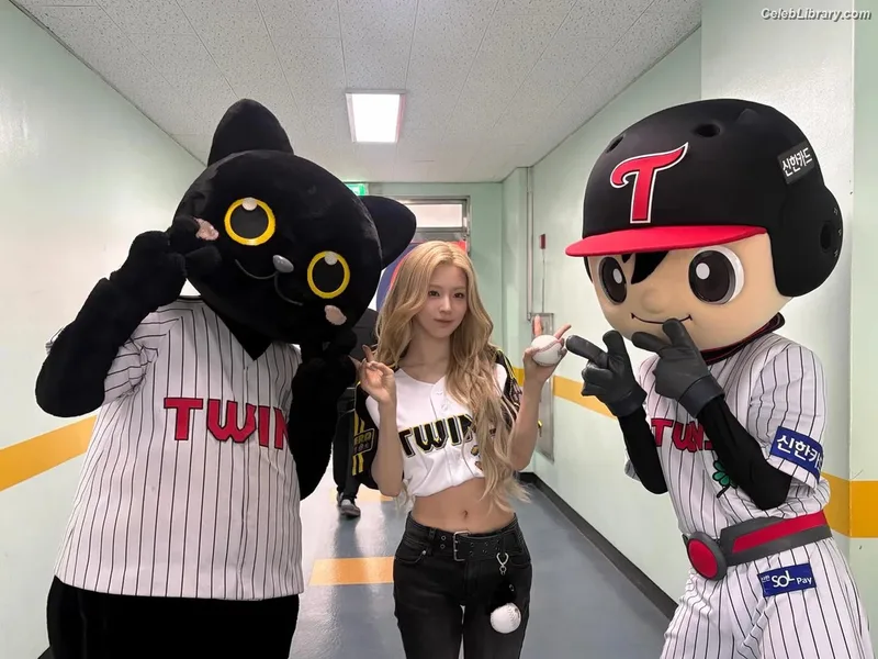 Cho Mi-yeon (Miyeon) - i-dle [(G)I-dle] photo 13 of 1019