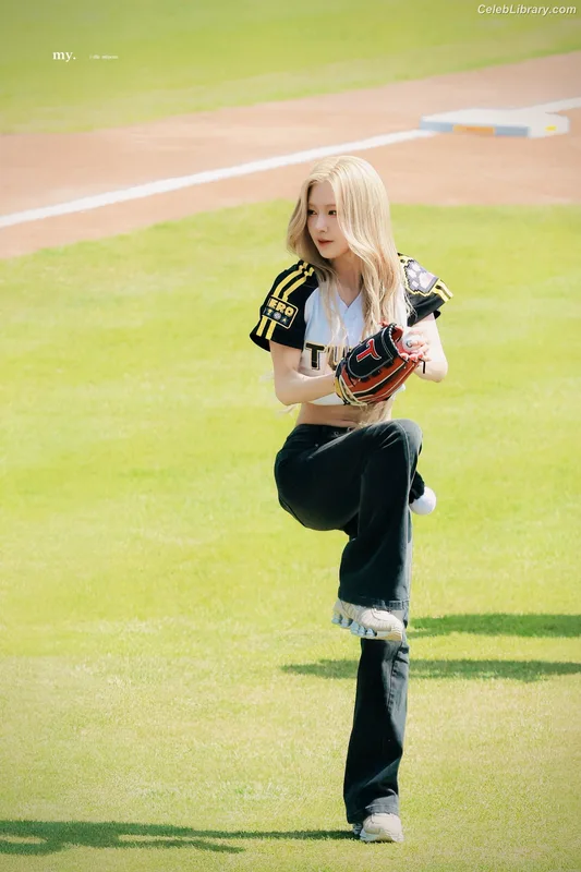 Cho Mi-yeon (Miyeon) - i-dle [(G)I-dle] photo 15 of 1019