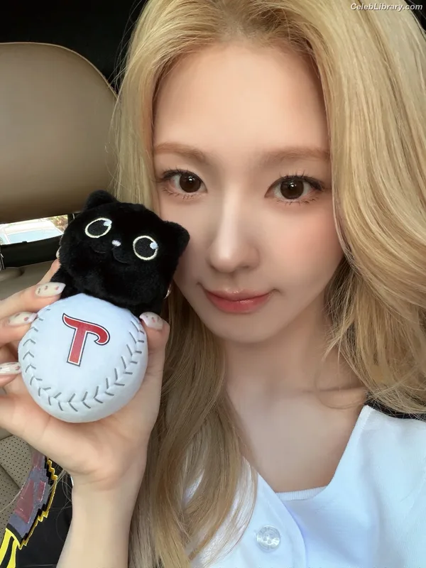 Cho Mi-yeon (Miyeon) - i-dle [(G)I-dle] photo 21 of 1019
