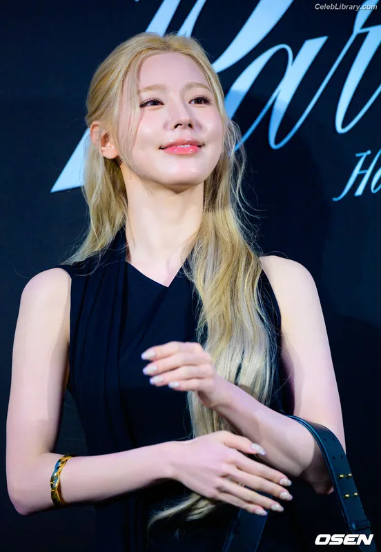 Cho Mi-yeon (Miyeon) - i-dle [(G)I-dle] photo 21 of 1019