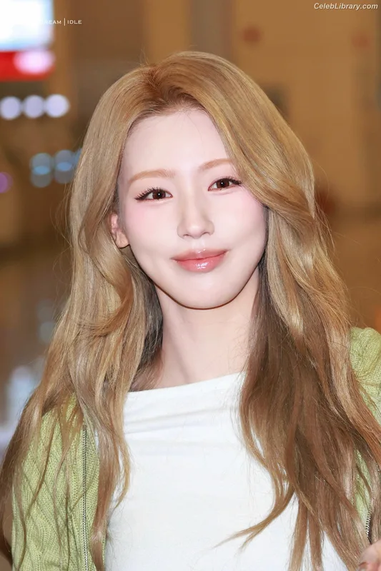 Cho Mi-yeon (Miyeon) - i-dle [(G)I-dle] photo 14 of 1019