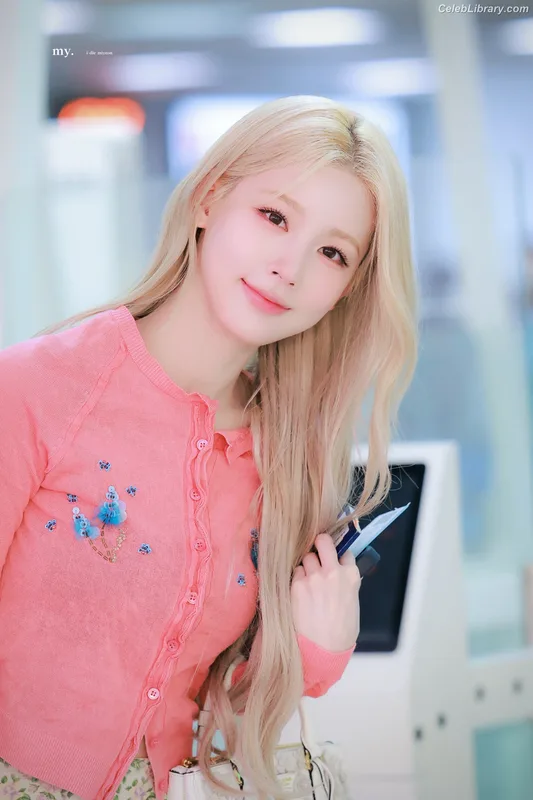 Cho Mi-yeon (Miyeon) - i-dle [(G)I-dle] photo 23 of 1019