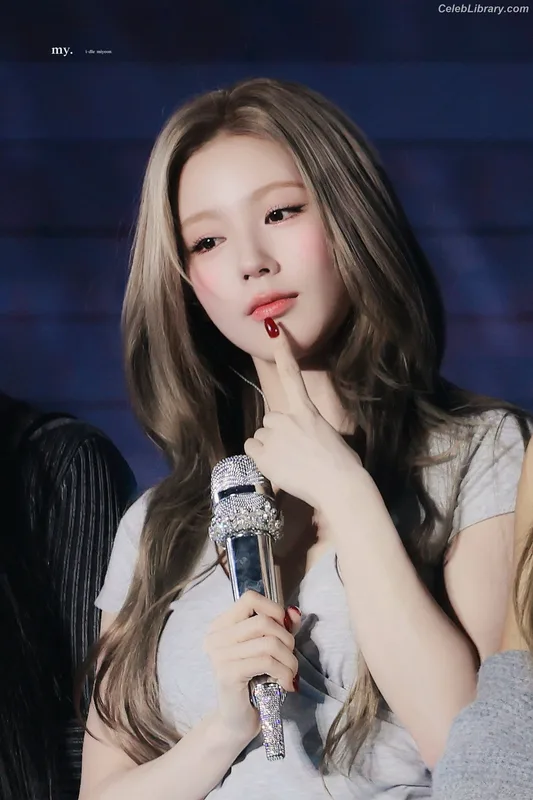 Cho Mi-yeon (Miyeon) - i-dle [(G)I-dle] photo 9 of 1019