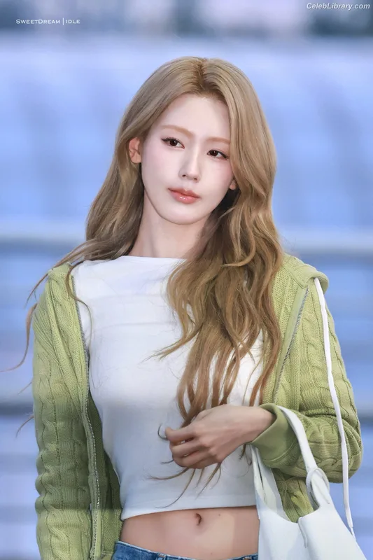 Cho Mi-yeon (Miyeon) - i-dle [(G)I-dle] photo 8 of 1019