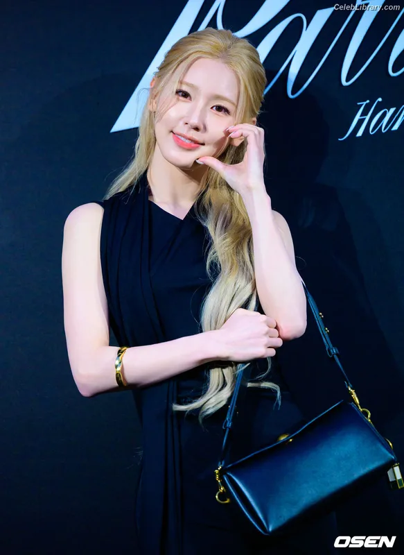 Cho Mi-yeon (Miyeon) - i-dle [(G)I-dle] photo 13 of 1019