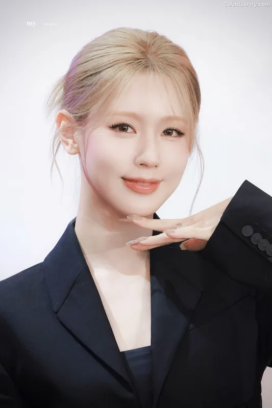 Cho Mi-yeon (Miyeon) - i-dle [(G)I-dle] photo 13 of 1019