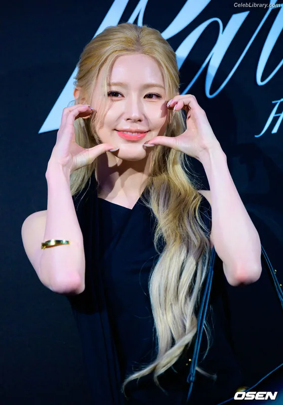 Cho Mi-yeon (Miyeon) - i-dle [(G)I-dle] photo 16 of 1019