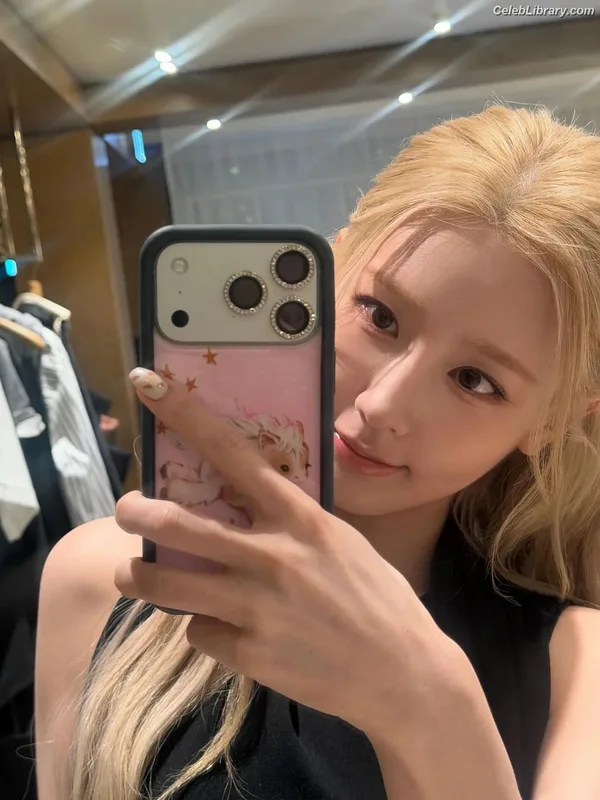 Cho Mi-yeon (Miyeon) - i-dle [(G)I-dle] photo 17 of 1019