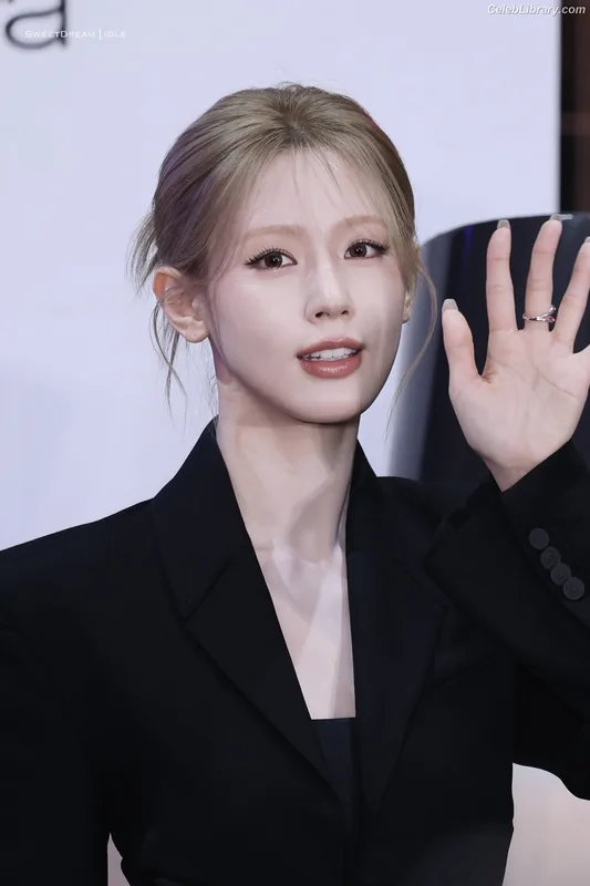 Cho Mi-yeon (Miyeon) - i-dle [(G)I-dle] photo 3 of 1019