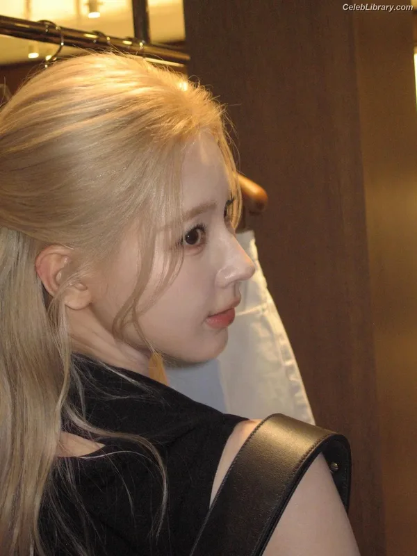 Cho Mi-yeon (Miyeon) - i-dle [(G)I-dle] photo 7 of 1019