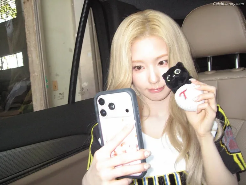 Cho Mi-yeon (Miyeon) - i-dle [(G)I-dle] photo 21 of 1019