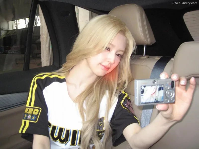 Cho Mi-yeon (Miyeon) - i-dle [(G)I-dle] photo 17 of 1019