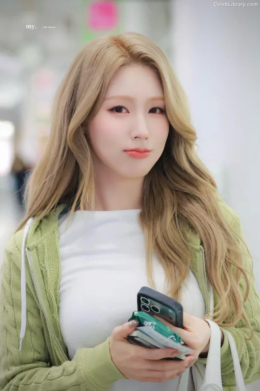 Cho Mi-yeon (Miyeon) - i-dle [(G)I-dle] photo 20 of 1019