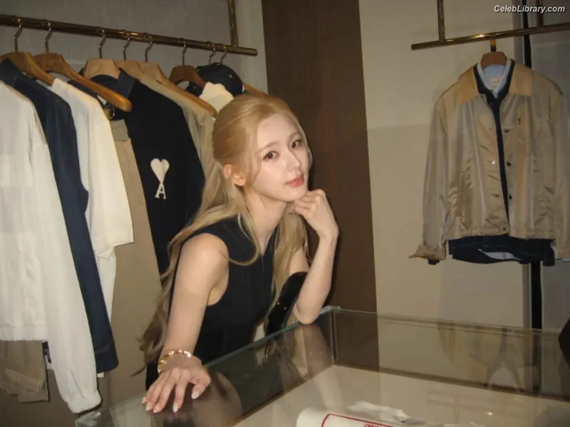 Cho Mi-yeon (Miyeon) - i-dle [(G)I-dle] photo 12 of 1019