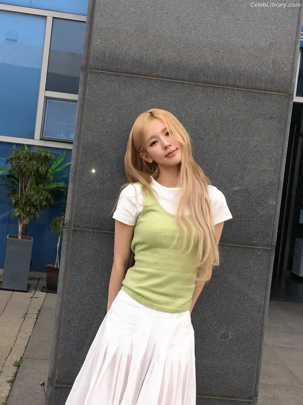 Cho Mi-yeon (Miyeon) - i-dle [(G)I-dle] photo 18 of 1019