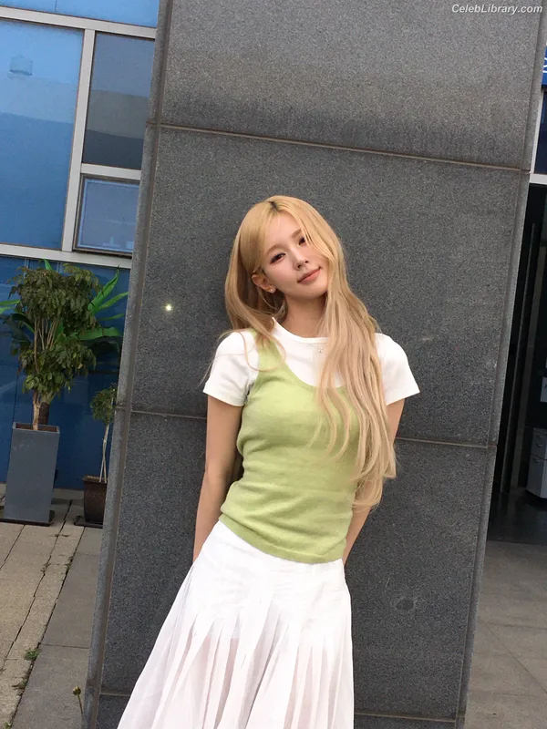 Cho Mi-yeon (Miyeon) - i-dle [(G)I-dle] photo 4 of 1019