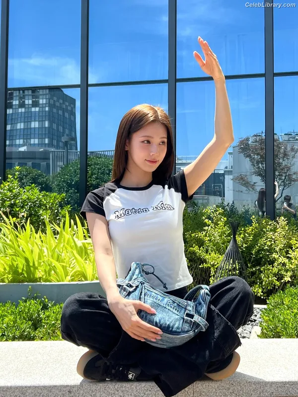 Cho Mi-yeon (Miyeon) - i-dle [(G)I-dle] photo 7 of 1019