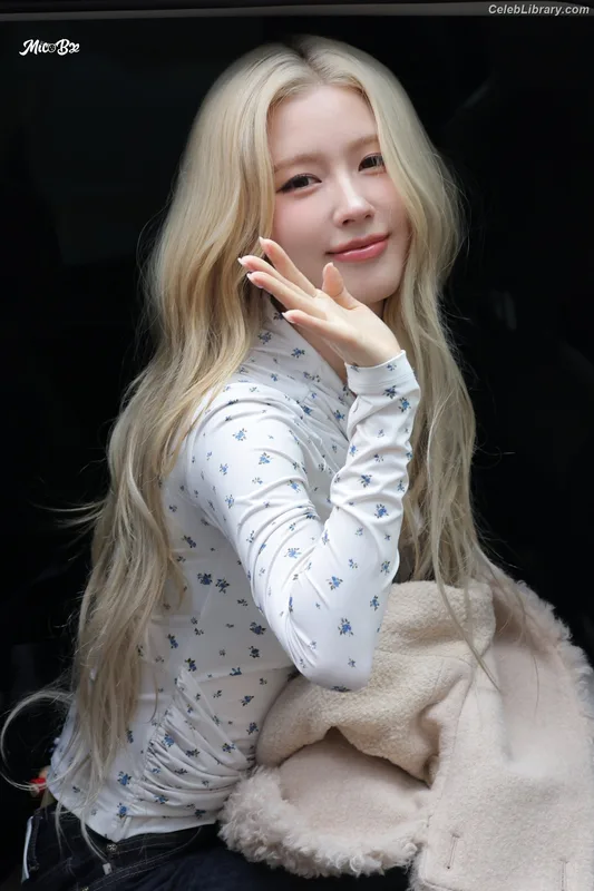 Cho Mi-yeon (Miyeon) - i-dle [(G)I-dle] photo 2 of 1019