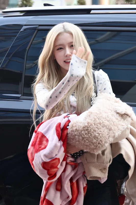 Cho Mi-yeon (Miyeon) - i-dle [(G)I-dle] photo 4 of 1019
