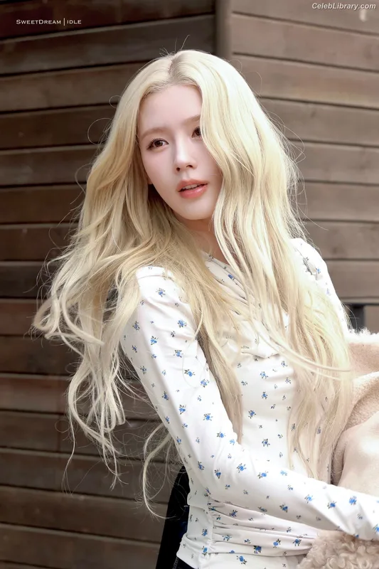 Cho Mi-yeon (Miyeon) - i-dle [(G)I-dle] photo 7 of 1019