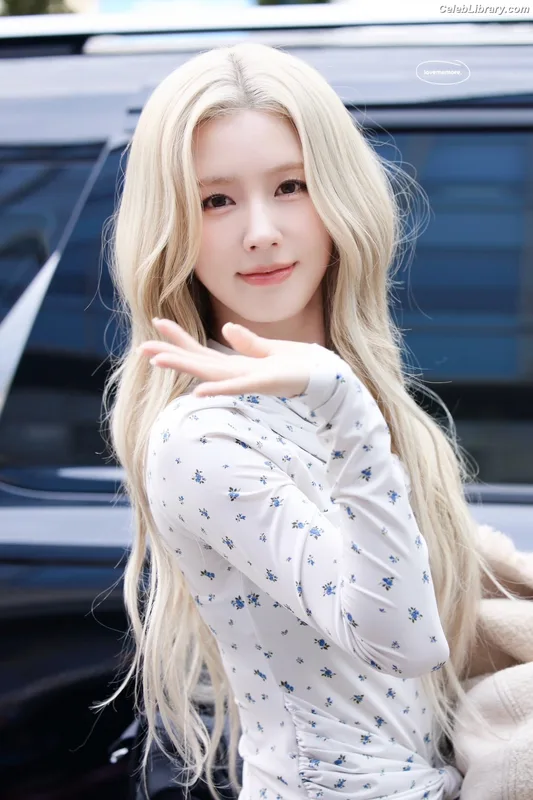 Cho Mi-yeon (Miyeon) - i-dle [(G)I-dle] photo 9 of 1019