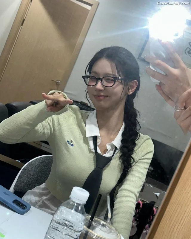 Cho Mi-yeon (Miyeon) - i-dle [(G)I-dle] photo 10 of 1019