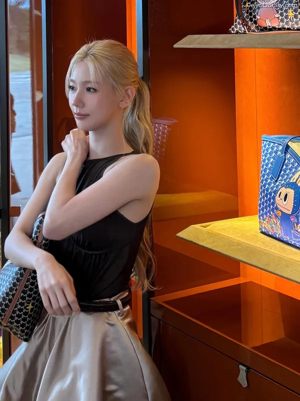 Cho Mi-yeon (Miyeon) - i-dle [(G)I-dle] photo 17 of 1019