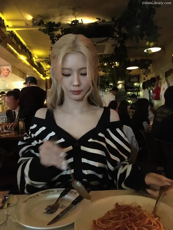 Cho Mi-yeon (Miyeon) - i-dle [(G)I-dle] photo 4 of 1019