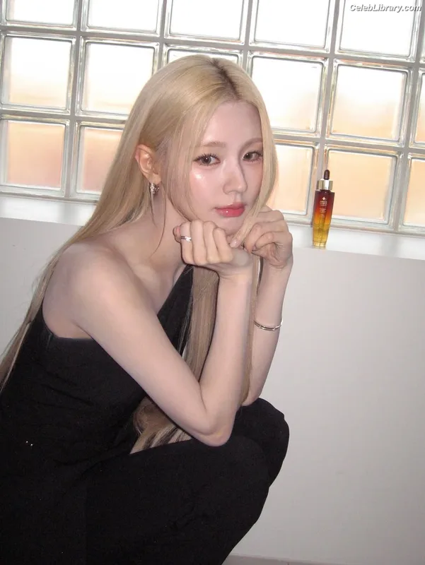 Cho Mi-yeon (Miyeon) - i-dle [(G)I-dle] photo 13 of 1019