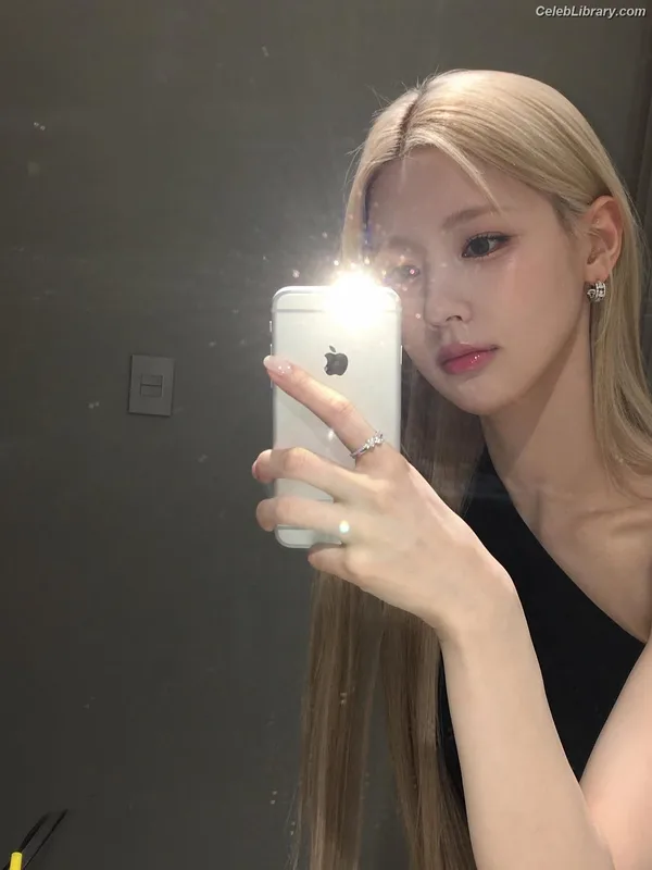 Cho Mi-yeon (Miyeon) - i-dle [(G)I-dle] photo 18 of 1019