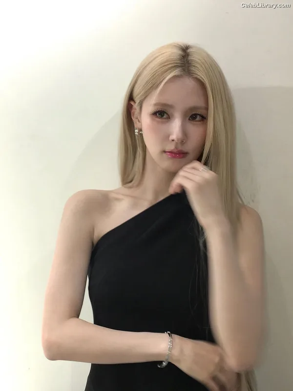 Cho Mi-yeon (Miyeon) - i-dle [(G)I-dle] photo 1 of 1019
