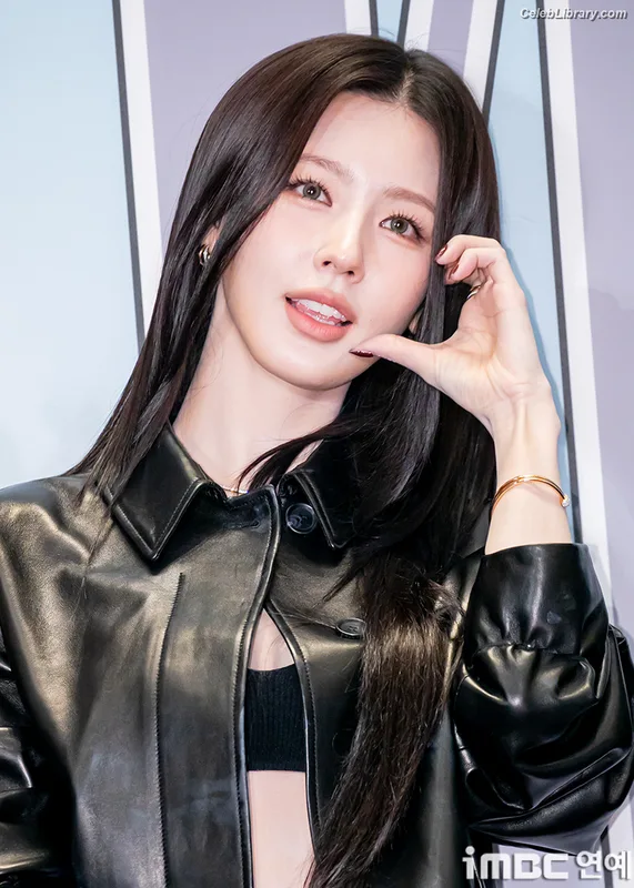 Cho Mi-yeon (Miyeon) - i-dle [(G)I-dle] photo 14 of 1019