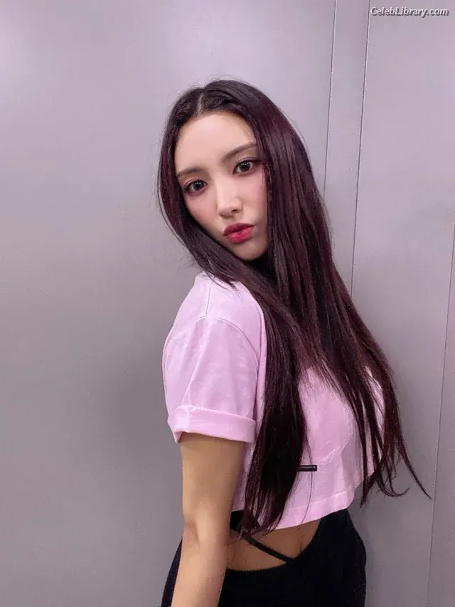 Chowon (LIꓨHTSꓵM LIGHTSUM) photo 4 of 80