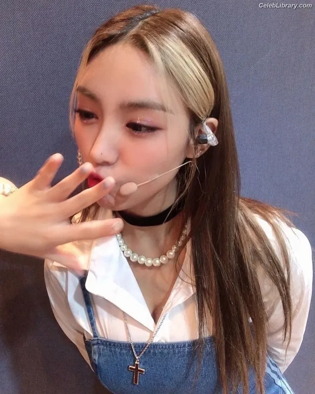 Chowon (LIꓨHTSꓵM  LIGHTSUM) photo 1 of 81