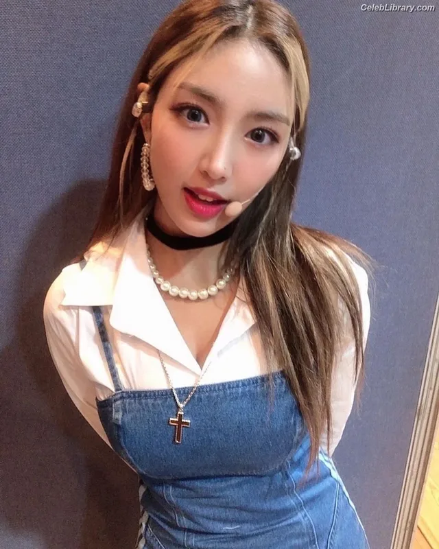Chowon (LIꓨHTSꓵM  LIGHTSUM) photo 3 of 81