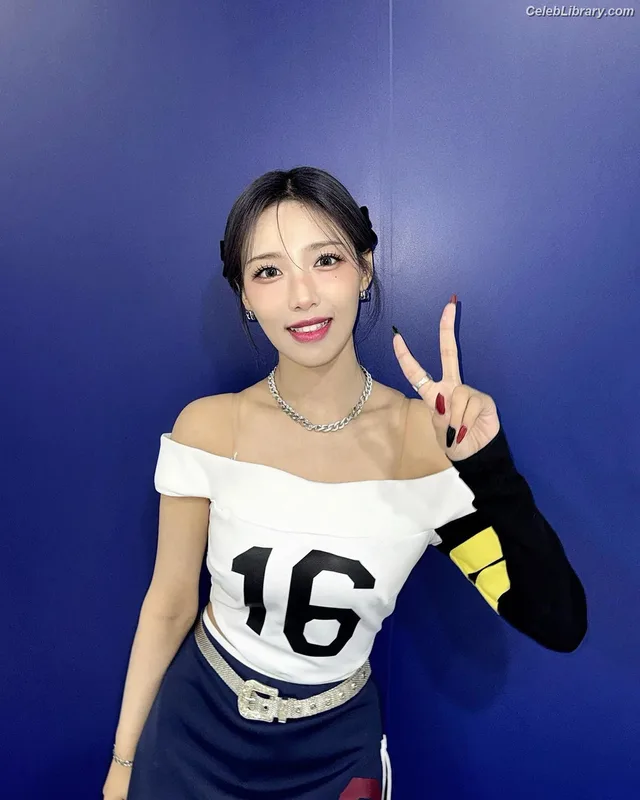 Chowon (LIꓨHTSꓵM  LIGHTSUM) photo 6 of 81