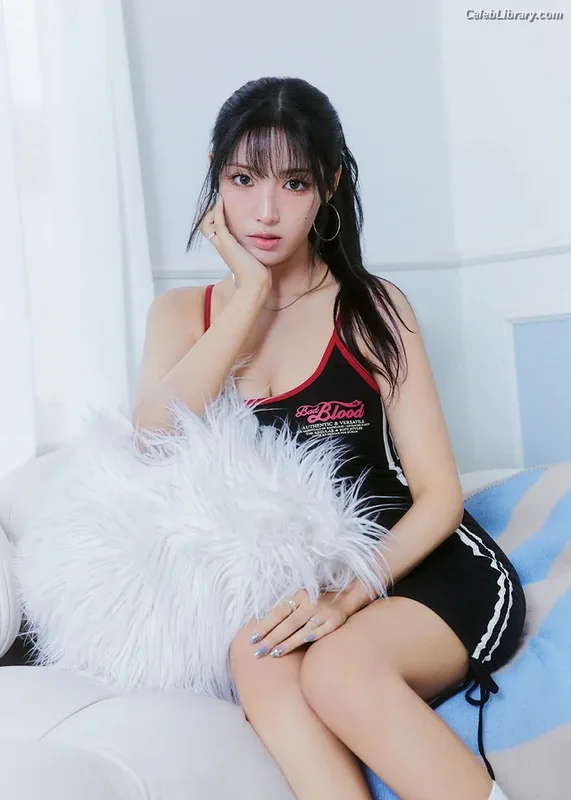 Chowon (LIꓨHTSꓵM  LIGHTSUM) photo 7 of 81