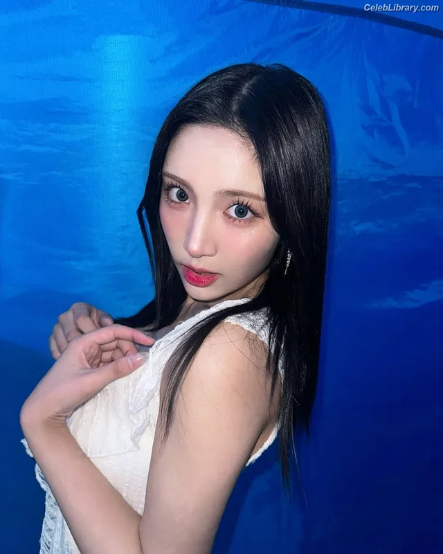 Chowon (LIꓨHTSꓵM  LIGHTSUM) photo 9 of 81