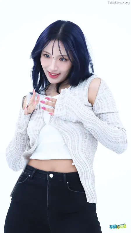 Chowon (LIꓨHTSꓵM  LIGHTSUM) photo 10 of 81