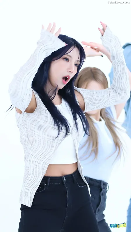 Chowon (LIꓨHTSꓵM  LIGHTSUM) photo 11 of 81