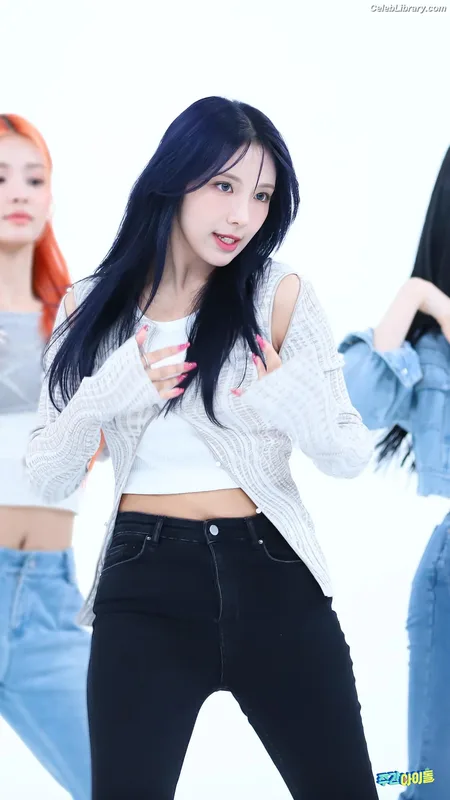 Chowon (LIꓨHTSꓵM  LIGHTSUM) photo 13 of 81