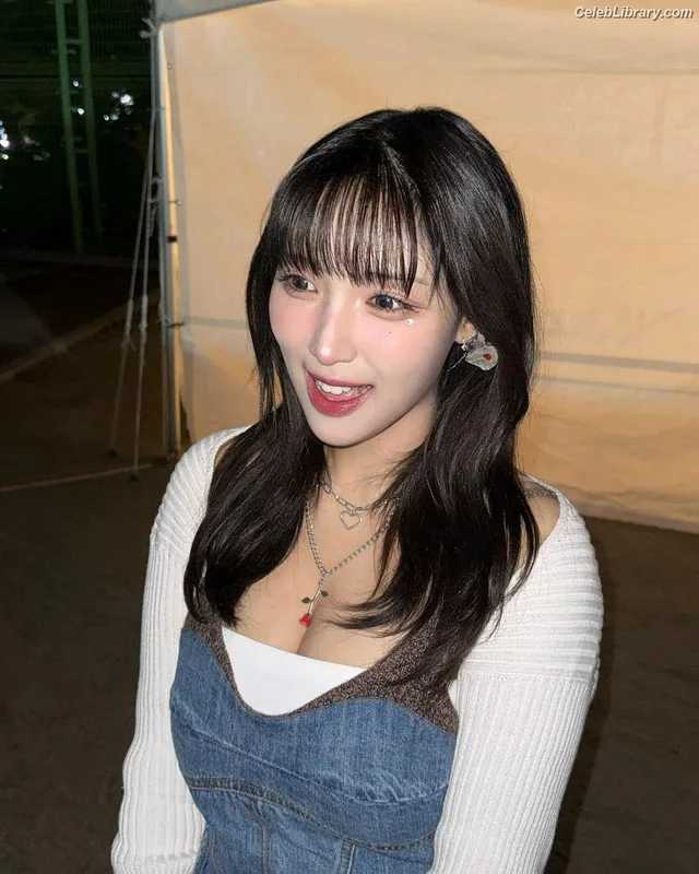 Chowon (LIꓨHTSꓵM  LIGHTSUM) photo 18 of 81