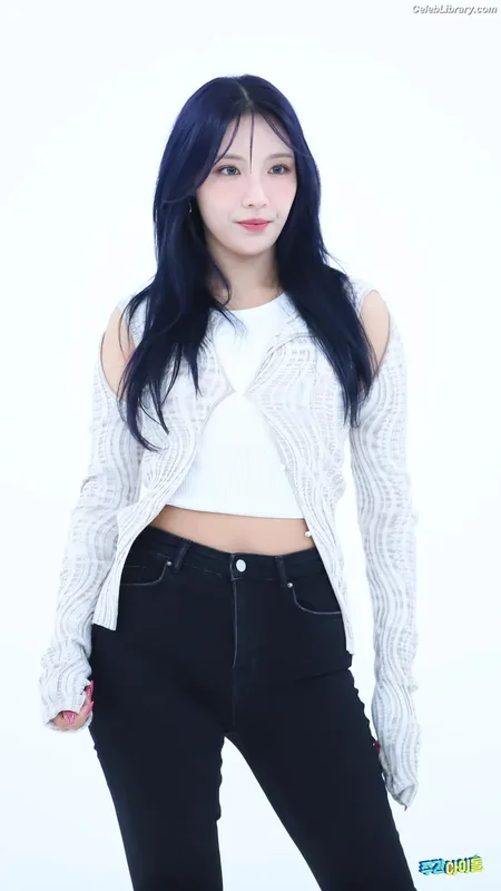 Chowon (LIꓨHTSꓵM  LIGHTSUM) photo 19 of 81