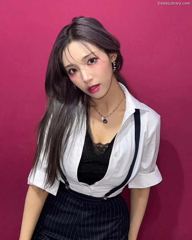 Chowon (LIꓨHTSꓵM  LIGHTSUM) photo 20 of 81