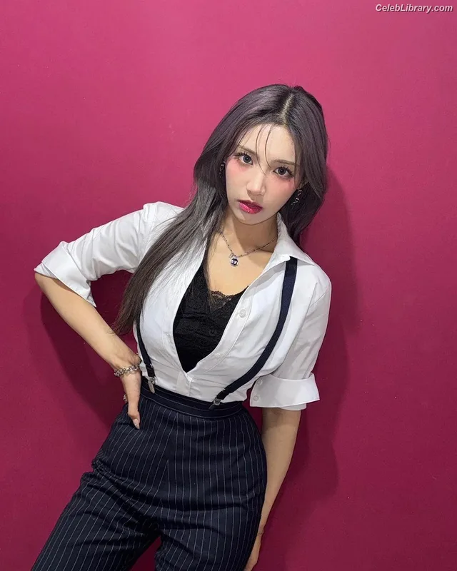 Chowon (LIꓨHTSꓵM  LIGHTSUM) photo 23 of 81
