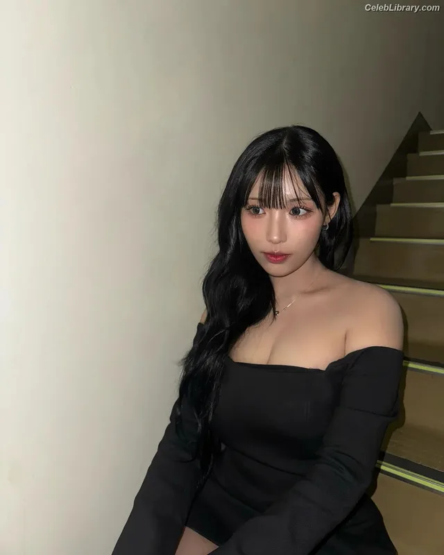 Chowon (LIꓨHTSꓵM  LIGHTSUM) photo 24 of 81