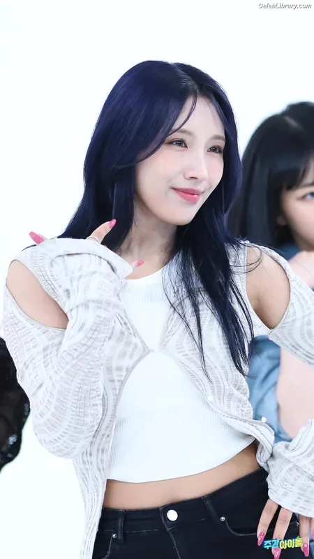 Chowon (LIꓨHTSꓵM LIGHTSUM) photo 1 of 81