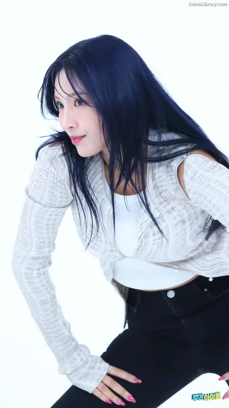 Chowon (LIꓨHTSꓵM LIGHTSUM) photo 3 of 81