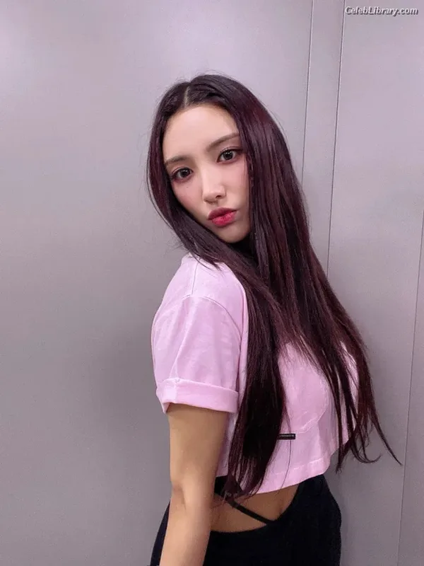 Chowon (LIꓨHTSꓵM LIGHTSUM) photo 4 of 81