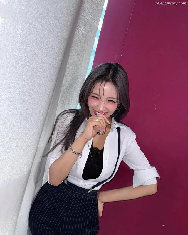 Chowon (LIꓨHTSꓵM LIGHTSUM) photo 7 of 81